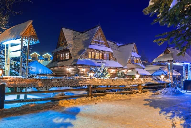 Zakopane noclegi – drewniany dom w Zakopanem zasypany śniegiem